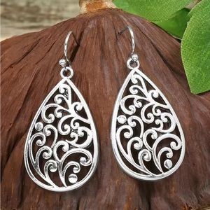 BRAND NEW 🩶 Carved Pattern Dangle Earrings